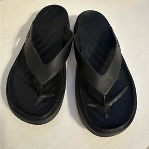 CROCS Getaway Platform Flip Flops Size 9 BRAND NEW